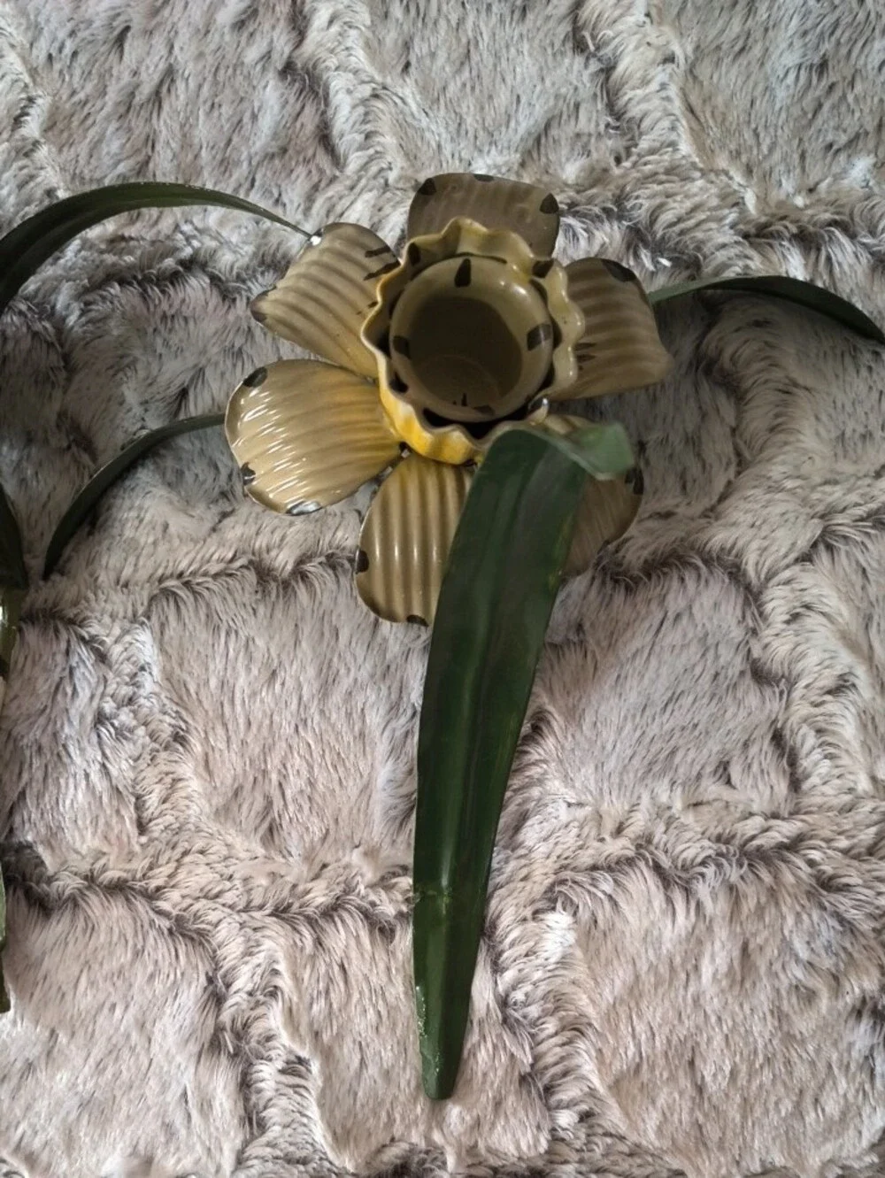 Metal Daffodil Flower Candle Holder Set in Olive Green and Gold